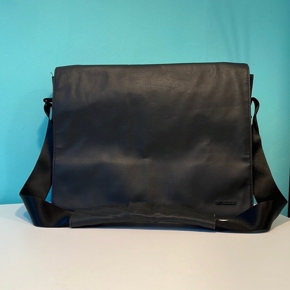 Incase coated canvas shoulder/laptop bag large